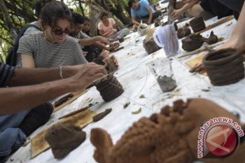 Praktik Membuat Gerabah