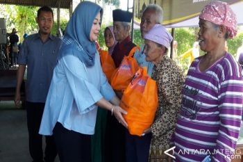 Masyarakat Sekitar Candi Borobudur Terima Paket Lebaran 