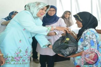 Dekranasda Solok Selatan Bagikan 80 Paket Sembako
