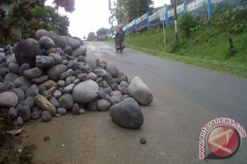 Polisi Minta Pemkab Pasaman Bersihkan Tumpukan Material dari Jalan