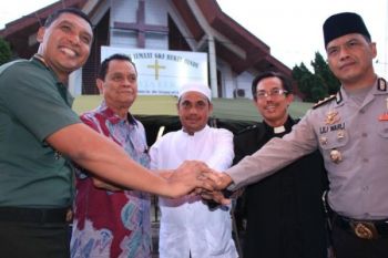 TNI dan Polri Gelar Buka Puasa Bersama Dengan Masyarakat Lintas Agama 