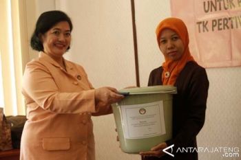 DWP Serahkan Bingkisan Lebaran kepada Guru TK Pertiwi