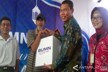 Bulog Salurkan 1.500 Paket Sembako di Rejosari Semarang (VIDEO)