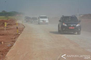 Konvoi Mobil Pemudik Padati Tol Batang-Semarang yang Berdebu