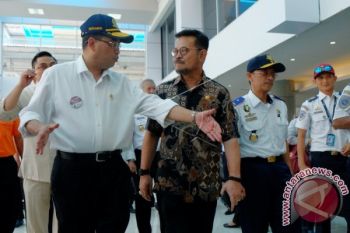 Menhub Tinjau Posko Angkutan Lebaran Pelabuhan Makassar 