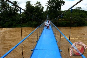 Presiden Susuri Jalan Sempit Resmikan Jembatan Gantung Galeh