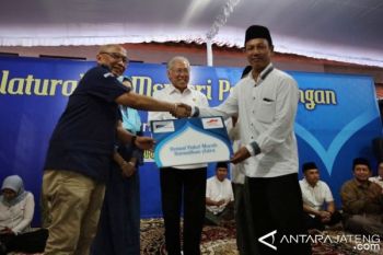 Mendag Buka Pasar Murah di Ponpes Alquraniyy 