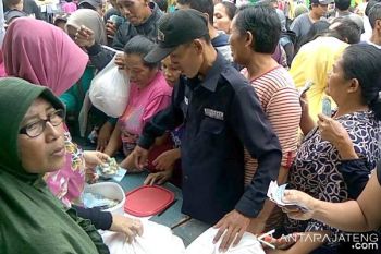 Ratusan Warga Purwokerto "Serbu" Bazar Ramadhan 