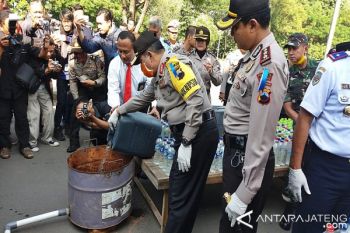 Polisi Solo Musnahkan Ribuan Liter Minuman Beralkohol 