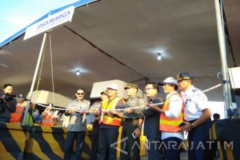 Wagub Jatim Gunting Pita Buka Tol "Sumo" (Video)
