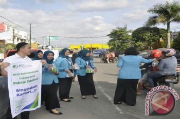 BPJS Ketenagakerjaan Solok Bagikan 200 Takjil di Jalan