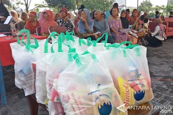 Angkasa Pura Adi Soemarmo Bagikan 500 Paket Sembako