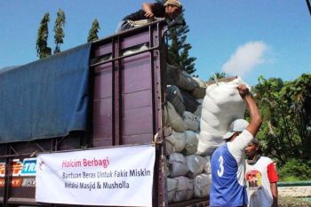 Holcim Berbagi ke Nelayan dan Masyarakat Sekitar 