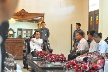Perawat Waykanan Tanyakan Status Kepada Bupati 