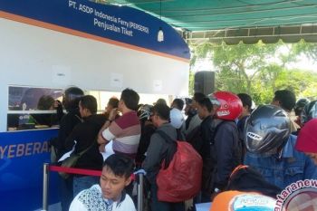 Pemudik Serbu Loket Tiket Luar Pelabuhan Gilimanuk