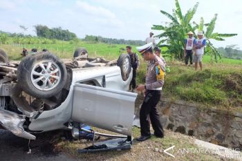 Mobil Pemudik Terguling di Tol Bawen-Salatiga