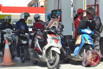 Antrean kendaraan di SPBU Kota Palu masih panjang