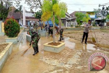 Ramai-ramai bersihkan lumpur sambut Idul Fitri di Tolitoli