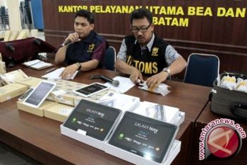 Bea Cukai Mataram Menyita 350 Ponsel TKI Mudik