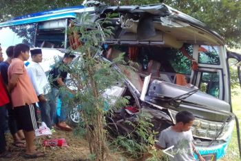 Bus Pemudik Tabrak Truk Tangki BBM