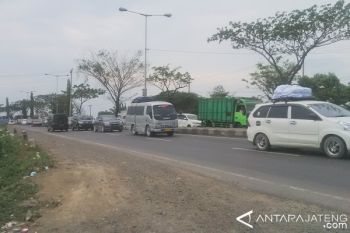 Antisipasi Kemacetan, Polisi Berlakukan Contra Flow di Jembatan Siwalan