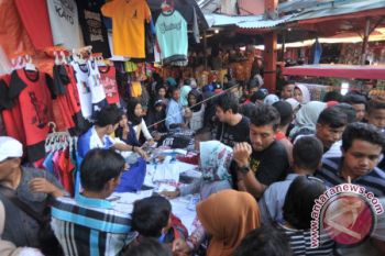 Pusat perbelanjaan di Padang dipadati warga