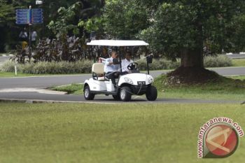 Obama Diajak Naik "Bogey" dan Makan Sore