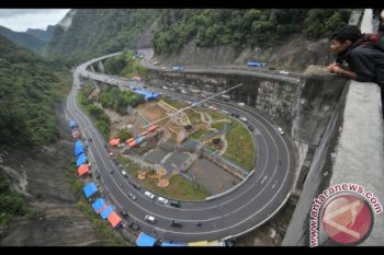 Bandel parkirkan kendaraan di Kelok Sembilan, puluhan pengemudi ditilang