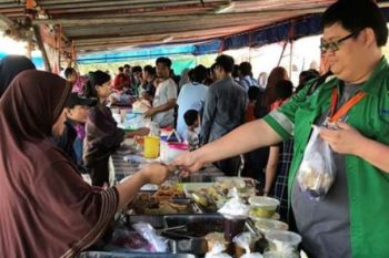 Pasar Ramadhan Lapangan Merdeka Riau Kompleks Diserbu pembeli 