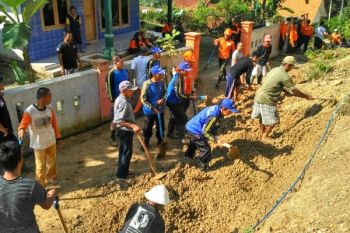 Sukarelawan Gabungan Singkirkan Material Longsoran di Banyumas 