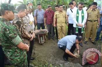 Lomban Letakkan Batu Pertama Untuk Tugu Kerukunan