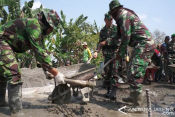 Kodim Demak Bantu Perbaikan Jalan Desa 