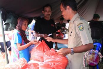 Warga Serbu Ratusan Paket Sembako Murah TMMD