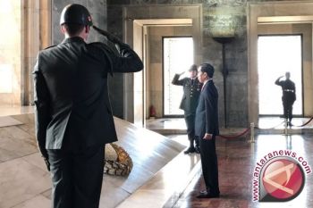 Jokowi letakkan karangan bunga di makam Ataturk