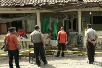 Tim Inafis Bareskrim Olah TKP Ledakan Sidareja (VIDEO)