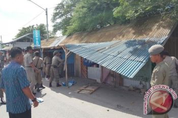 POL PP BONGKAR KIOS MELANGGAR