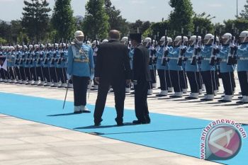 President Jokowi welcomed by soldiers wearing Ottoman army uniforms