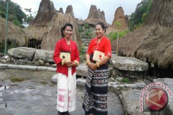 Dekranasda Sumba Barat Siapkan 150 Penenun 