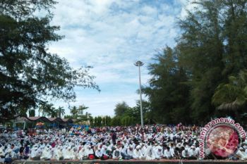 Ribuan Warga Pariaman Ikuti Ceramah Arifin Ilham
