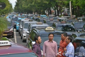 Sopir Taksi Konvensional di Solo Tolak Uber (VIDEO)