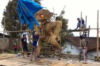 Warga Gotong Royong Siapkan Arena Festival Lima Gunung 