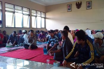 Ratusan Pedagang Pasar Bitingan Tolak Direlokasi 