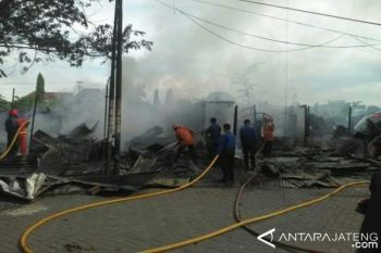 Enam Kios PKL di Semarang Ludes Terbakar
