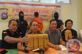 Polda Sumbar Tangkap Pengedar Lima Kilogram Ganja