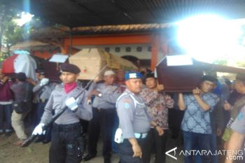 Empat Korban Tewas Mobil Terbakar Dimakamkan Satu Liang