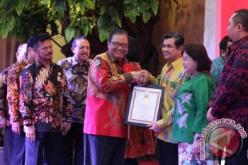 Dirut Semen Padang Dianugerahi Jasa Bakti Koperasi