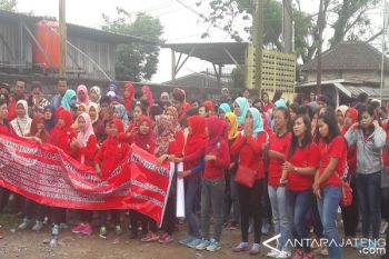 Diliburkan, Ratusan Buruh di Temanggung Tuntut Upah