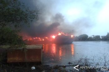 Kebakaran Kapal Nelayan di Juwana belum Bisa Dipadamkan