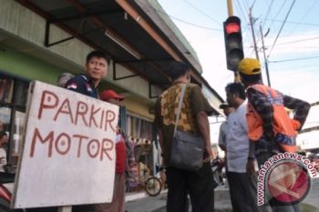 AWAS! ADA PARKIR DEKAT LAMPU MERAH