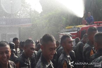 Taruna Akmil Lakukan Tradisi Pesta Air 